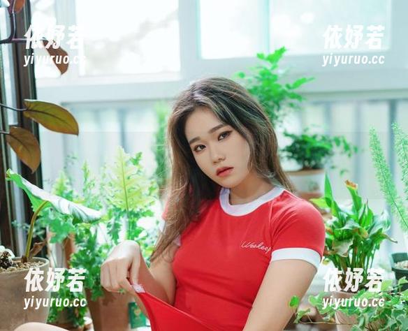 原图里的小细节，Sira(시라)与毛衣的默契，似乎有点小曖昧。