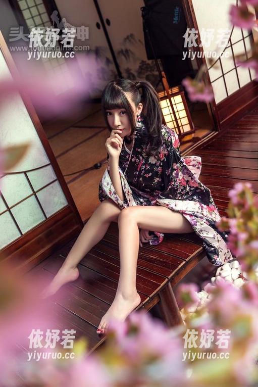 TouTiao头条女神-小热巴 TouTiao头条女神 - 小热巴的美脚图集,为什么我突然觉得脚趾也能开派对?