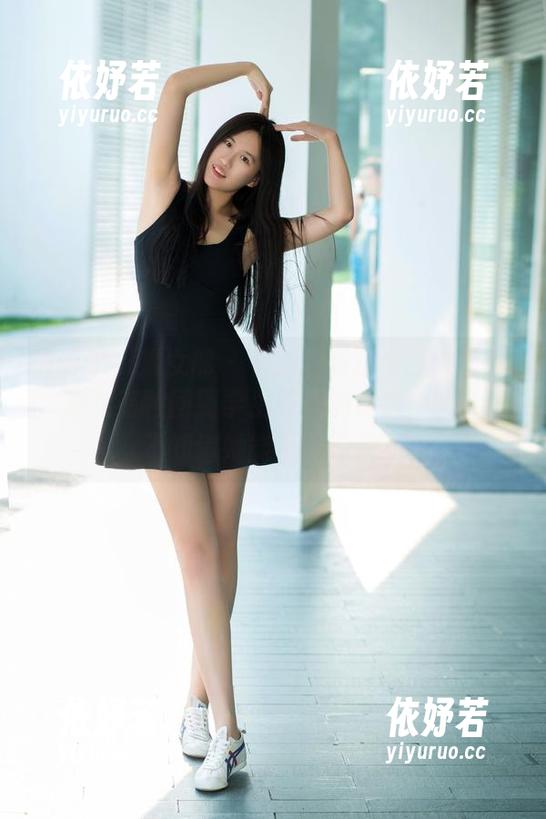 TuiGirl推女郎 - 看王依萌这个少女写真，突然有种回到学生时代的错觉，哈哈，不知道她能不能理解？
