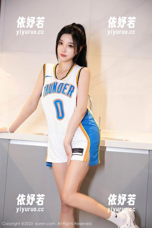 Xiuren秀人网 - 皮衣合集：养乐多Doll教你如何在街头引起惊艳——但也可能只被猫咪侧目！