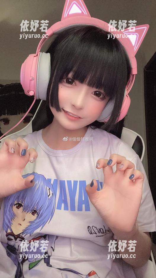 佳佳酱ovo 佳佳酱ovo的“修女”美图,不是那种沉闷的严肃,而是有点小撩,心思难以探测。