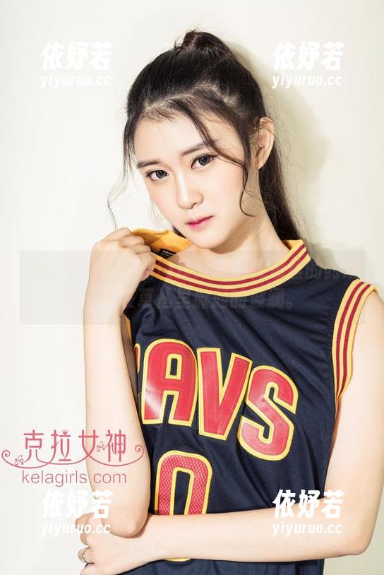 克拉女神-依娜丝 克拉女神 - 最新图库狂欢:依娜丝的豹纹,像在草丛里掀起的波澜。