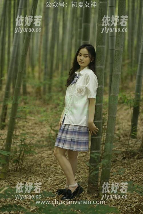 初夏女神-柒柒 初夏女神 - 美图下载指南:柒柒的美脚在等你,别再犹豫了!