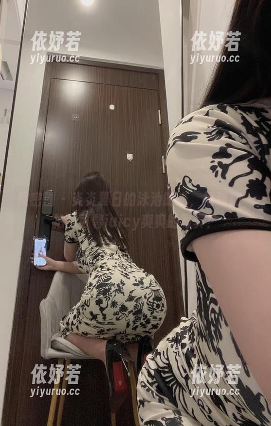 可馨juicy 微密圈 - 炎炎夏日的泳池时光,福利加一拍:可馨juicy爽爽的写真!
