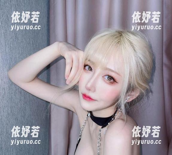 不得不说，啾小妍的黑色作品让我思考了十分钟，究竟衣服好看还是她好看？