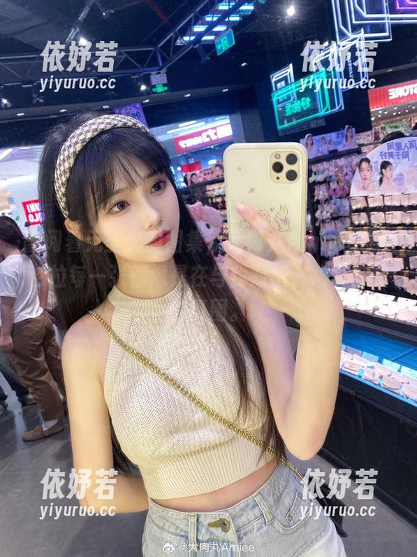 翻阅着无圣光的图集，大肉丸Amiee的芭芭拉每一张都像是在与我对望，难以言喻的氛围。