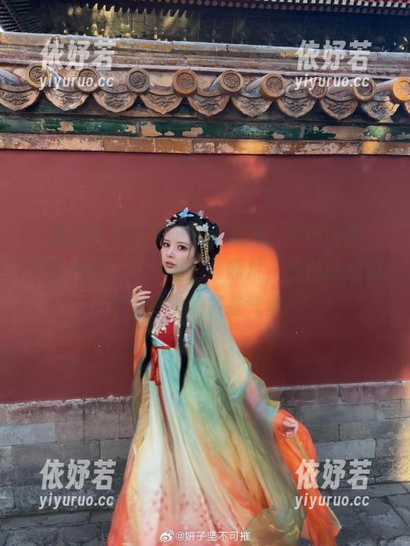 妍子坚不可摧 “妍子坚不可摧职业装系列:不怕上班,只怕开会”——看这些照片,我都能想见隔空传来的紧张气氛!