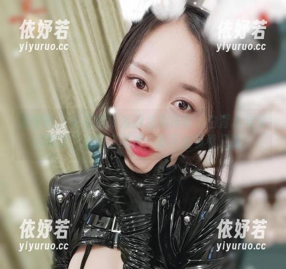 小玉吃果冻 微密圈 - 小玉吃果冻的私房搭配:白背心与牛仔短裤,看这些图片,忍不住多看几眼。