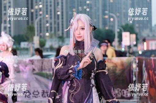 居家糗事大乱炖，桃墨公子的最新写真：蕾姆如何在沙发上折磨人生