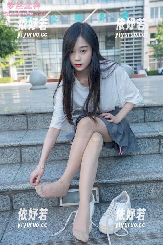 梦丝女神 - 小迟的私拍：大长腿与优雅，有点戏的封面！