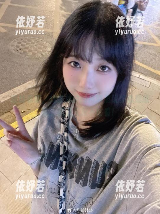 炸酱沐沐 在线吸睛,炸酱沐沐的吊带照让你心烦意乱,但是又忍不住看!