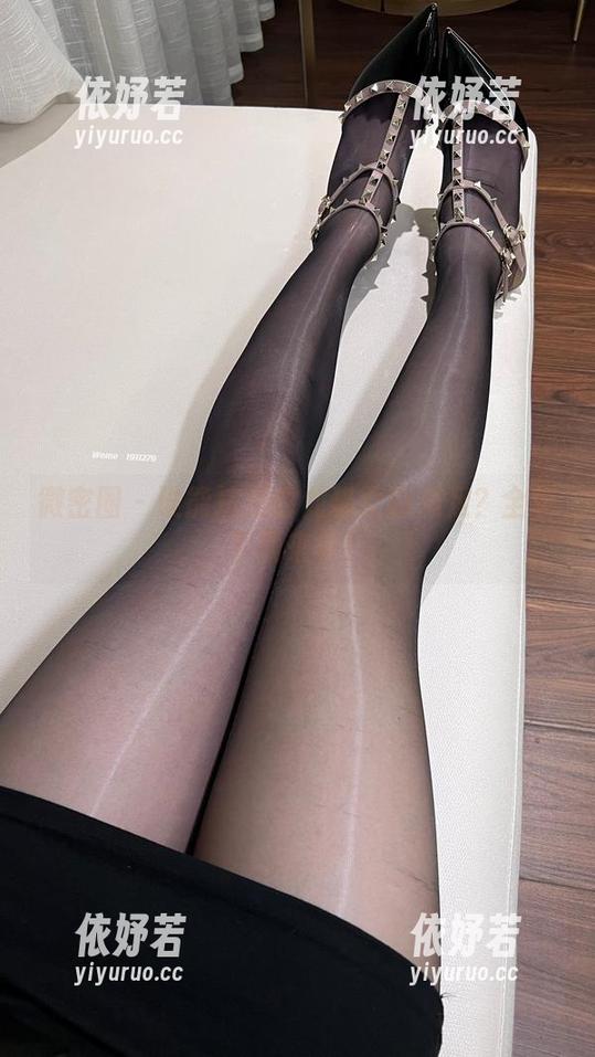 白龙猫女 微密圈 - 谁能抗拒白龙猫女的美足?全套下载来拿!