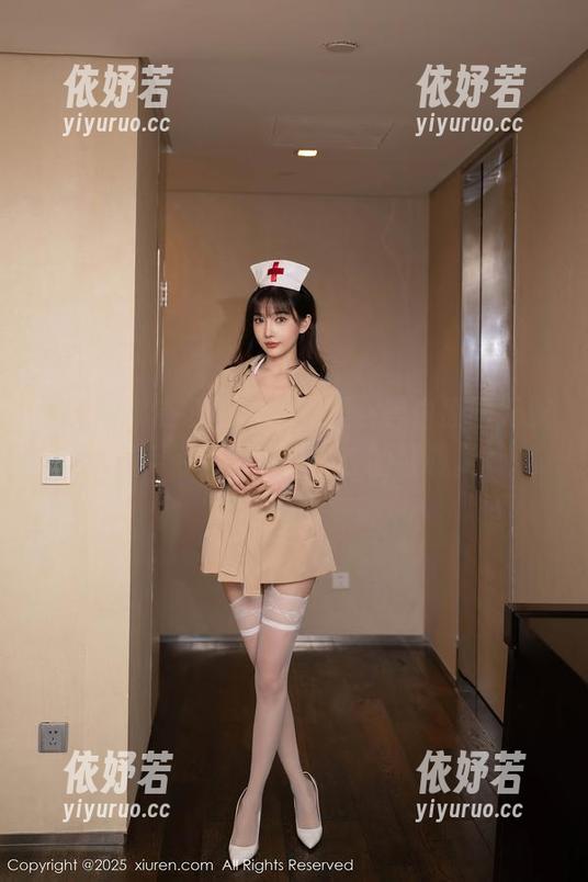 秀人网-麦田 秀人网 - 在麦田的私房里,黑白原图无疑是另一种懒散与自在的证明。