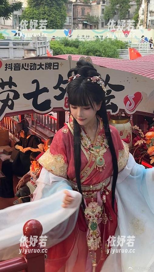 秋山AkI 原图里的秋山AkI,那个COS让我完全被美腿吸引,真怕走不开