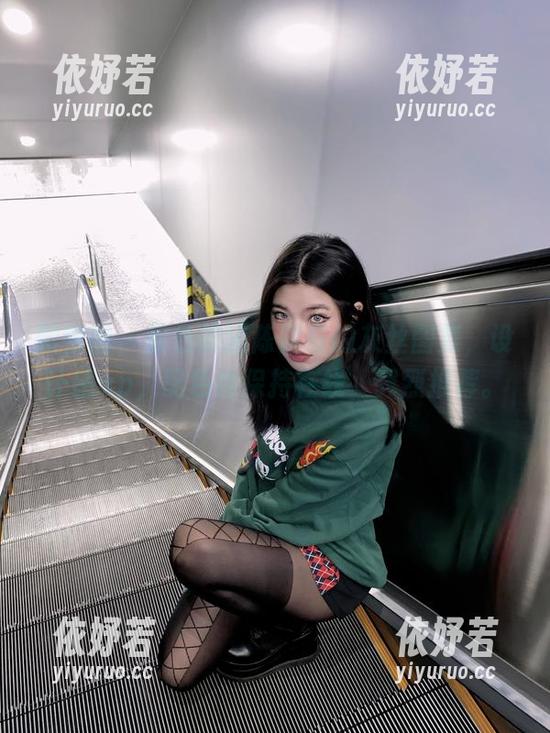 粉色的猪陈佩奇 微密圈 - 粉色的猪陈佩奇的灰丝图集,设计感up,配色也保持在线,强烈推荐。