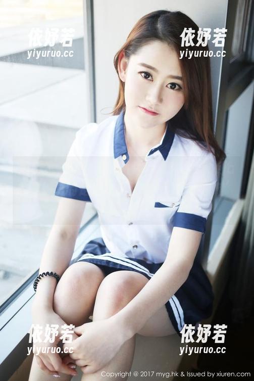 美媛馆 - 这么美的图片，果儿Victoria的美脚真的是把我这双老土的‘小白鞋’给照亮了！