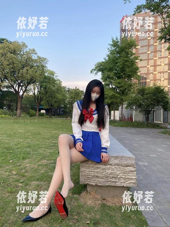 微密圈 - 丝袜与软妹小九九的美图合集，忍不住想问，这打扮真的是为了拍照吗？