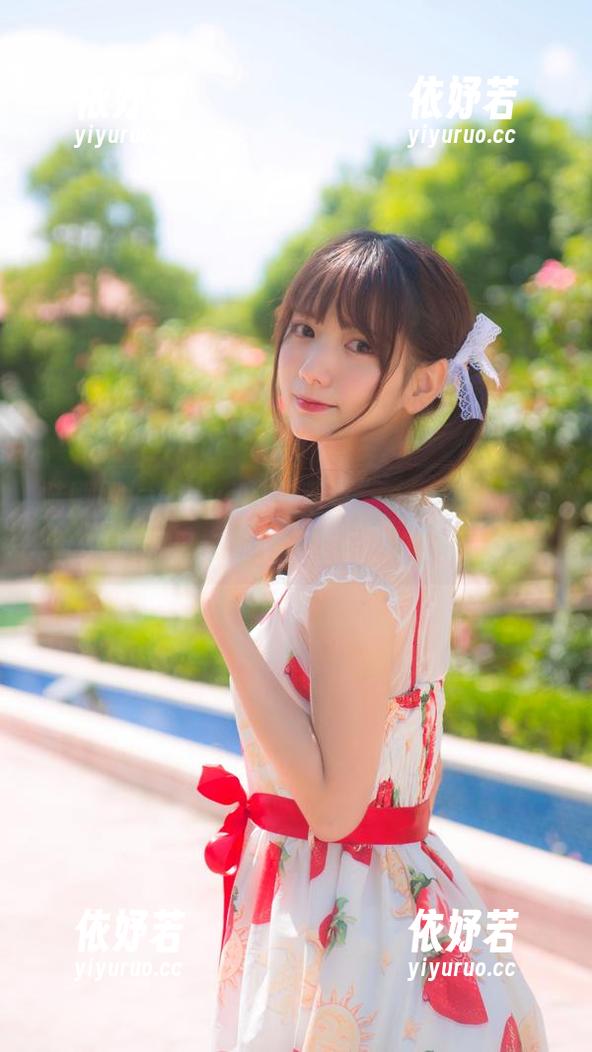 陆卿卿kyokyo的“草莓”cos，我只想知道图里有哪些不容易少的元素。