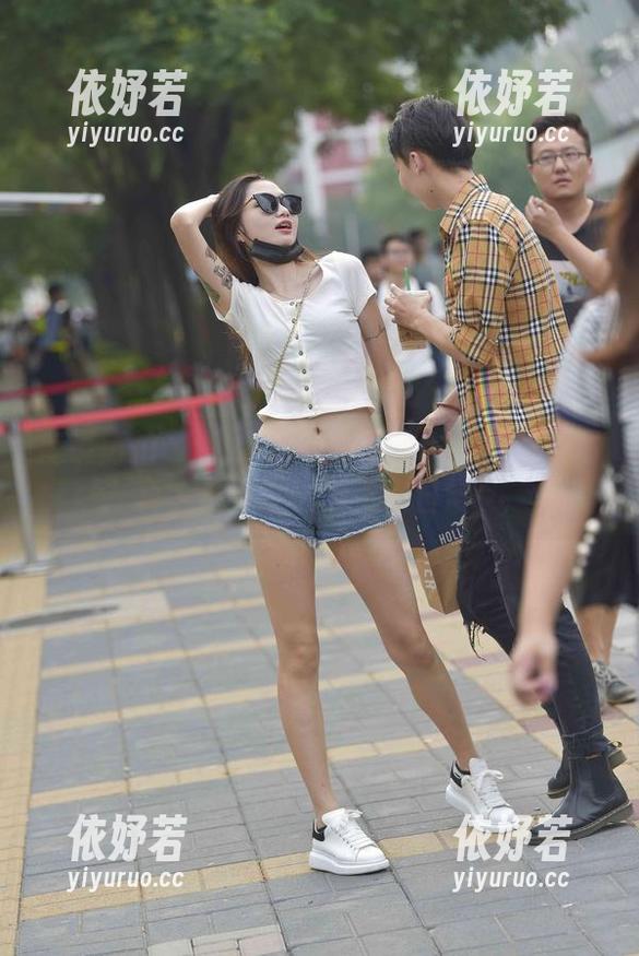 魔镜街拍 - বাৰ办公的奇迹：婷婷黑丝写真，不只是一份工作日常！