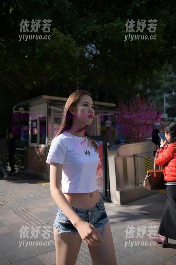 魔镜街拍-萌宝儿 魔镜街拍 - 一秒变形?萌宝儿在哈哈镜前的包臀裙肉丝图包来了,分享不一样的“视界”!