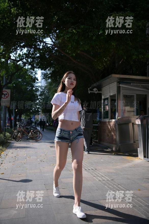 魔镜街拍 魔镜街拍必备!长腿美女加肉丝制服,资源真的是走心了啊。